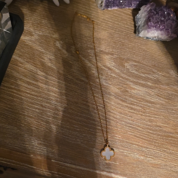 Elegant Gold and White Clover Pendant Necklace - Picture 2 of 5